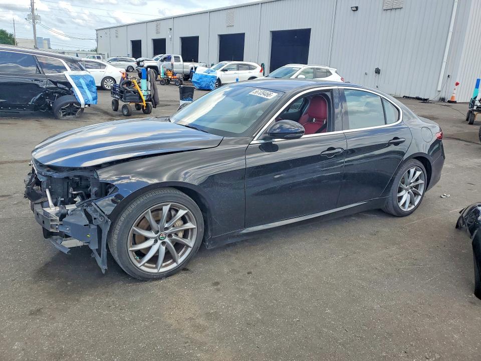 56109466 :رقم المزاد ، ZARFAEBN1H7556128 vin ، 2017 Alfa Romeo Giulia مزاد بيع