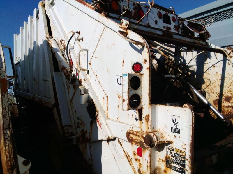 55910646 :رقم المزاد ، 1FVABXBS41HJ95243 vin ، 2001 Freightliner Fl80 مزاد بيع