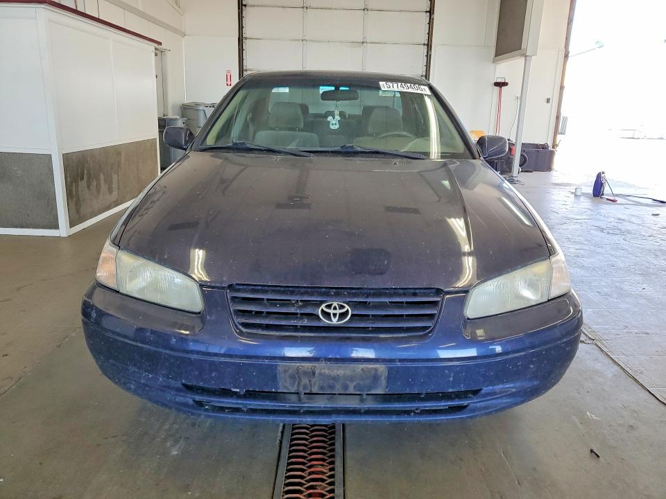 57749406 :رقم المزاد ، 4T1BF22K2XU082314 vin ، 1999 Toyota Camry مزاد بيع