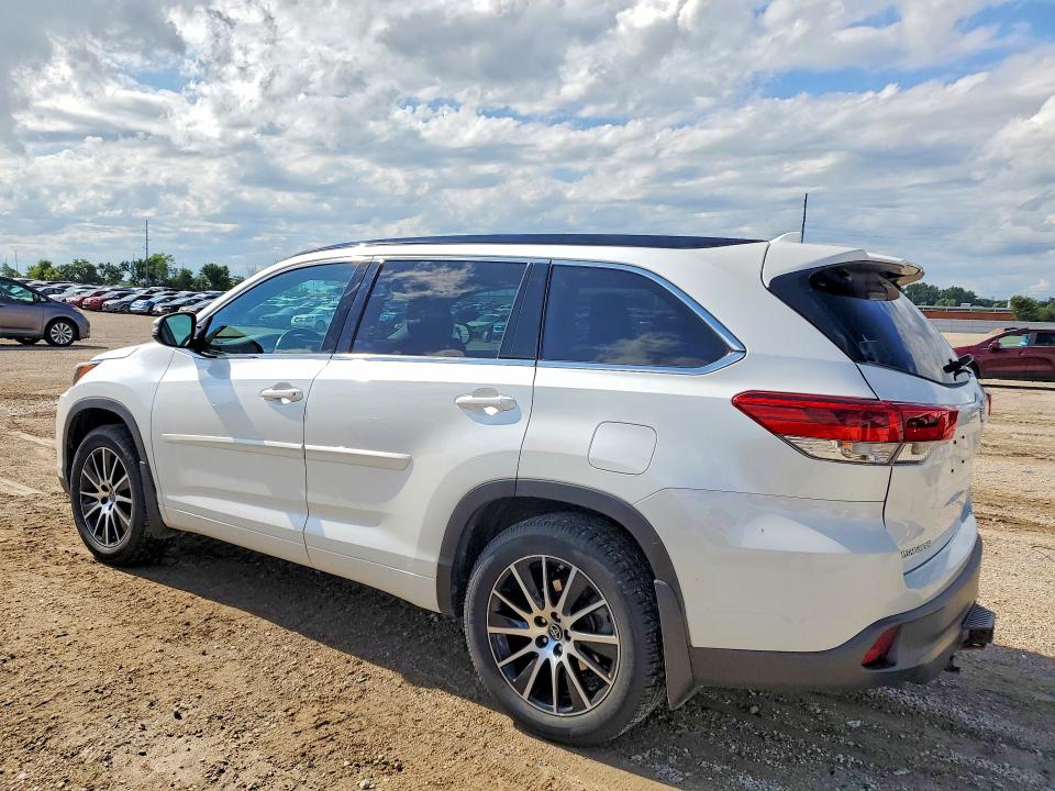 57033086 :رقم المزاد ، 5TDJZRFH2JS813592 vin ، 2018 Toyota Highlander مزاد بيع