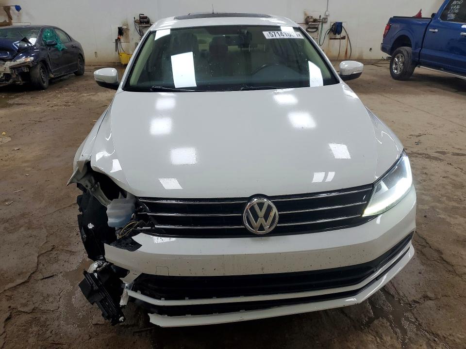 57141636 :رقم المزاد ، 3VWDB7AJ5HM327124 vin ، 2017 Volkswagen Jetta مزاد بيع