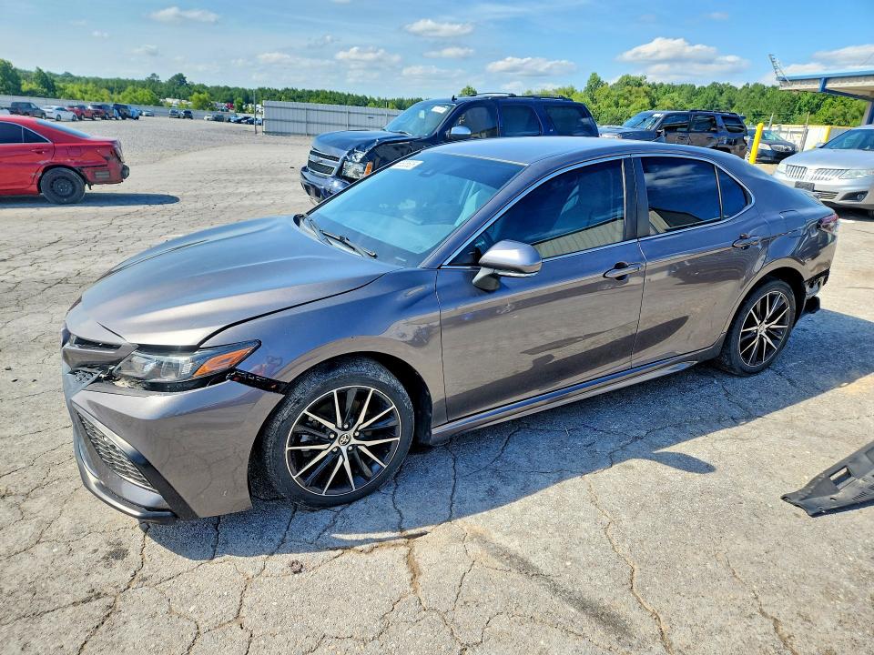 58608526 :رقم المزاد ، 4T1T11AK4NU625996 vin ، 2022 Toyota Camry مزاد بيع