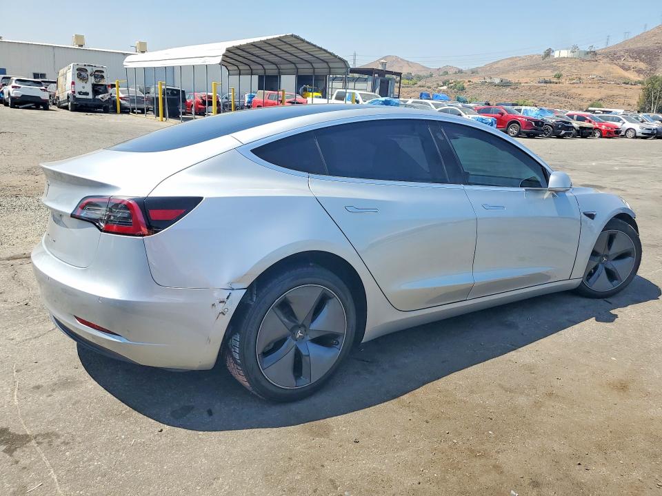 58645076 :رقم المزاد ، 5YJ3E1EA2JF044087 vin ، 2018 Tesla Model 3 مزاد بيع