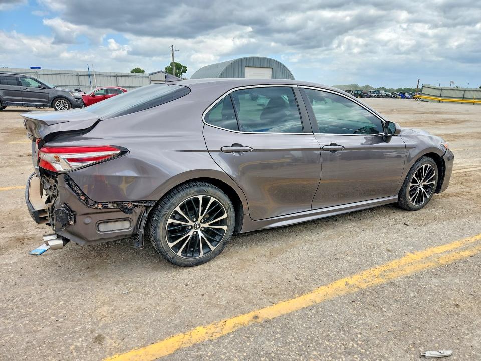 56925686 :رقم المزاد ، 4T1B11HK0JU139973 vin ، 2018 Toyota Camry مزاد بيع