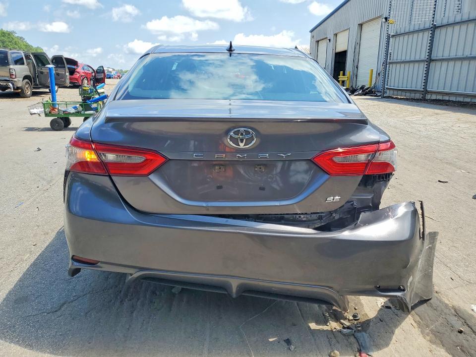 54949306 :رقم المزاد ، 4T1B11HK3JU511189 vin ، 2018 Toyota Camry مزاد بيع