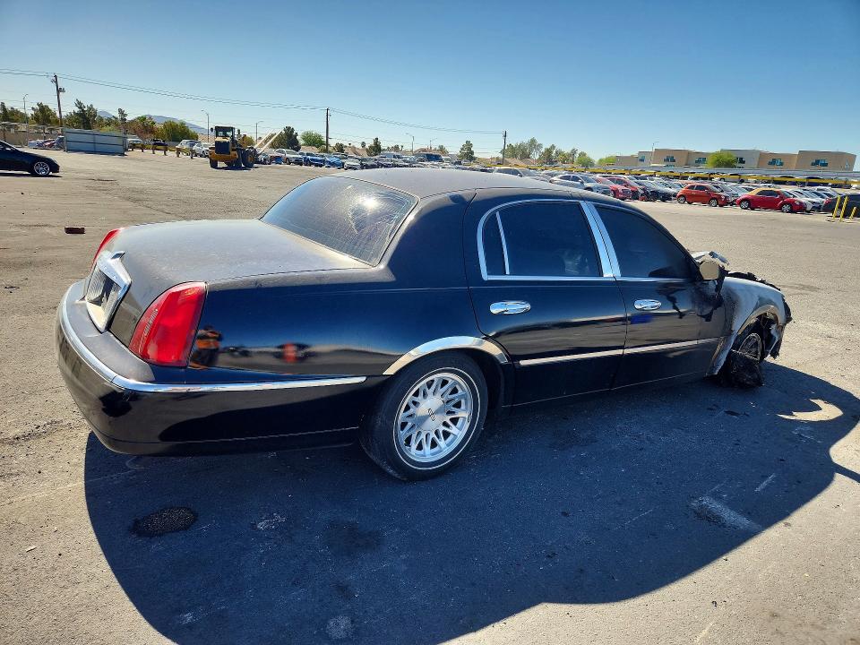 56640236 :رقم المزاد ، 1LNFM82W9WY669730 vin ، 1998 Lincoln Town Car مزاد بيع
