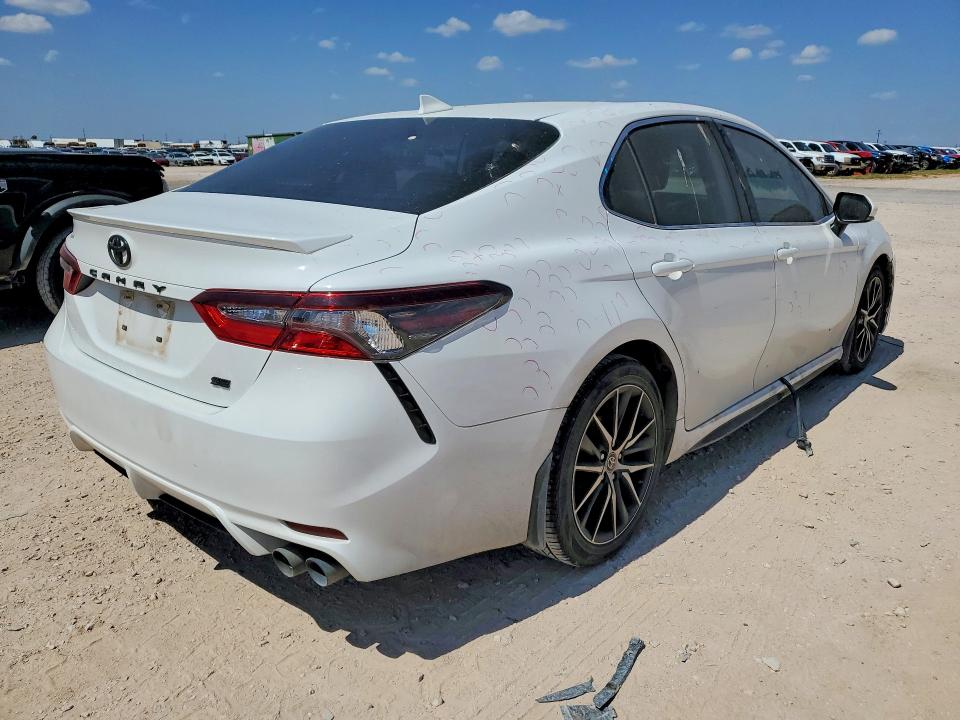 57590886 :رقم المزاد ، 4T1G11AK3NU667626 vin ، 2022 Toyota Camry مزاد بيع