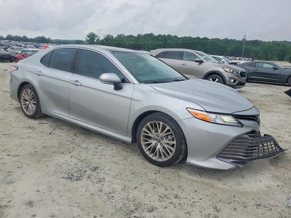 56768906 :رقم المزاد ، 4T1B11HK5JU122389 vin ، 2018 Toyota Camry مزاد بيع