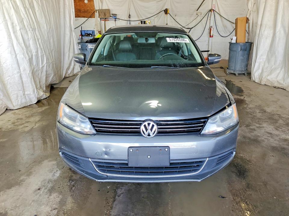57026596 :رقم المزاد ، 3VWD17AJ1EM371863 vin ، 2014 Volkswagen Jetta مزاد بيع