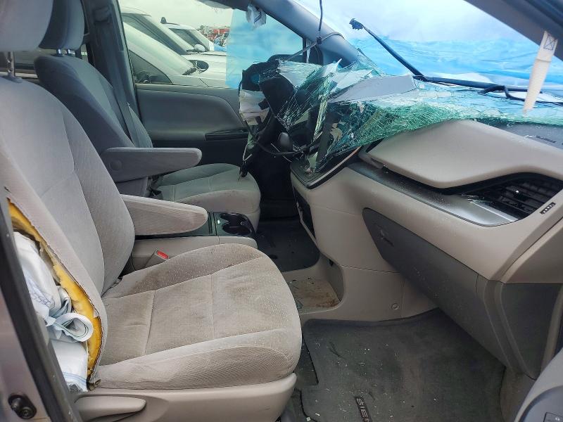56442076 :رقم المزاد ، 5TDKZ3DC3HS800403 vin ، 2017 Toyota Sienna مزاد بيع