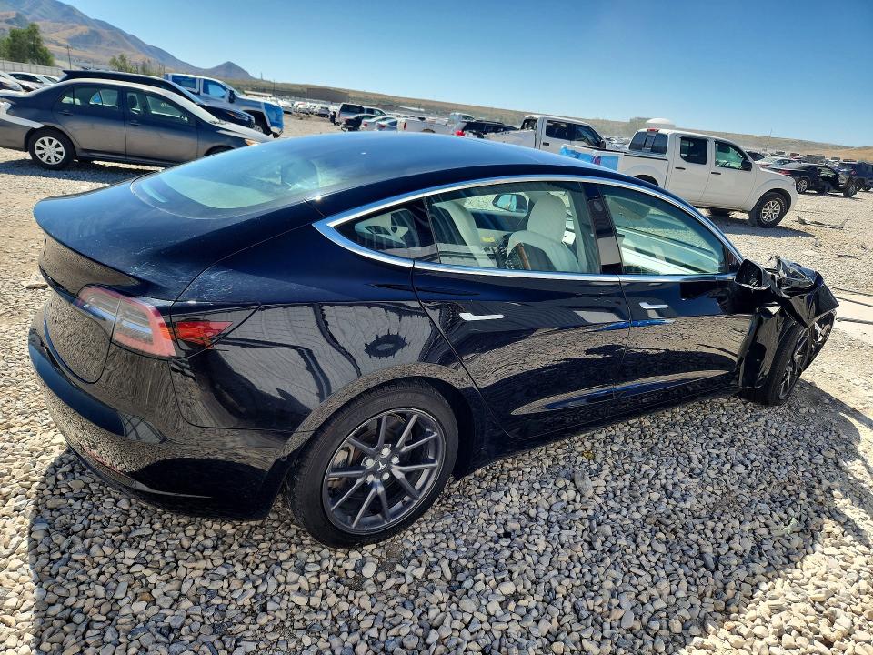 57248126 :رقم المزاد ، 5YJ3E1EB8JF085428 vin ، 2018 Tesla Model 3 مزاد بيع