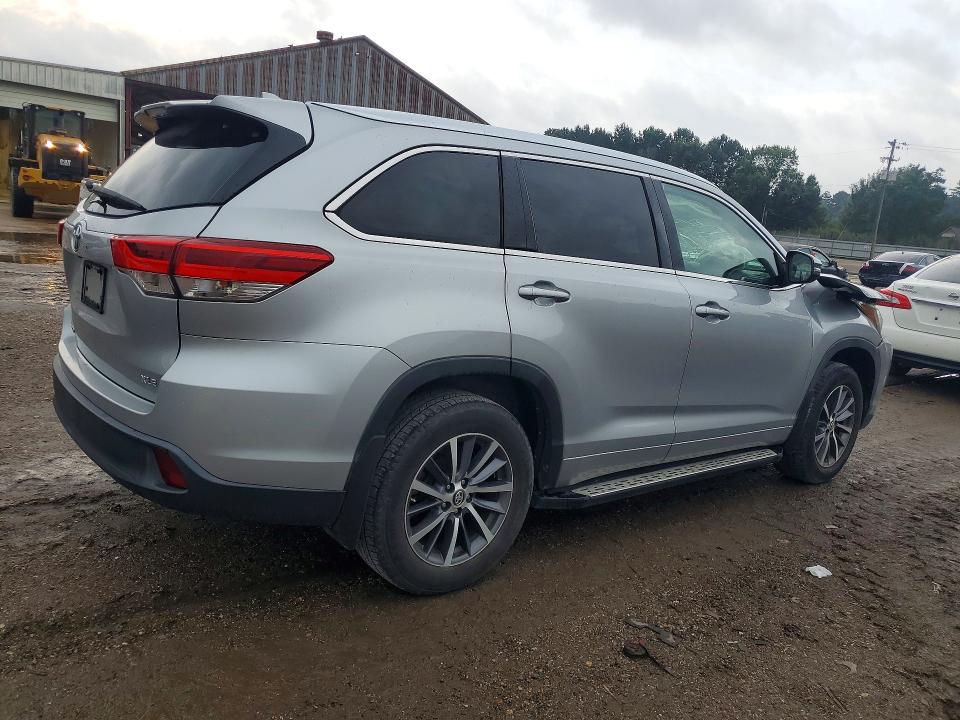 2018 Toyota Highlander მანქანა იყიდება აუქციონზე, vin: 5TDKZRFH2JS538097, აუქციონის ნომერი: 57695596