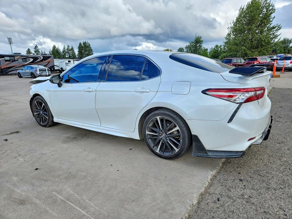56819126 :رقم المزاد ، 4T1B61HK7JU056378 vin ، 2018 Toyota Camry مزاد بيع