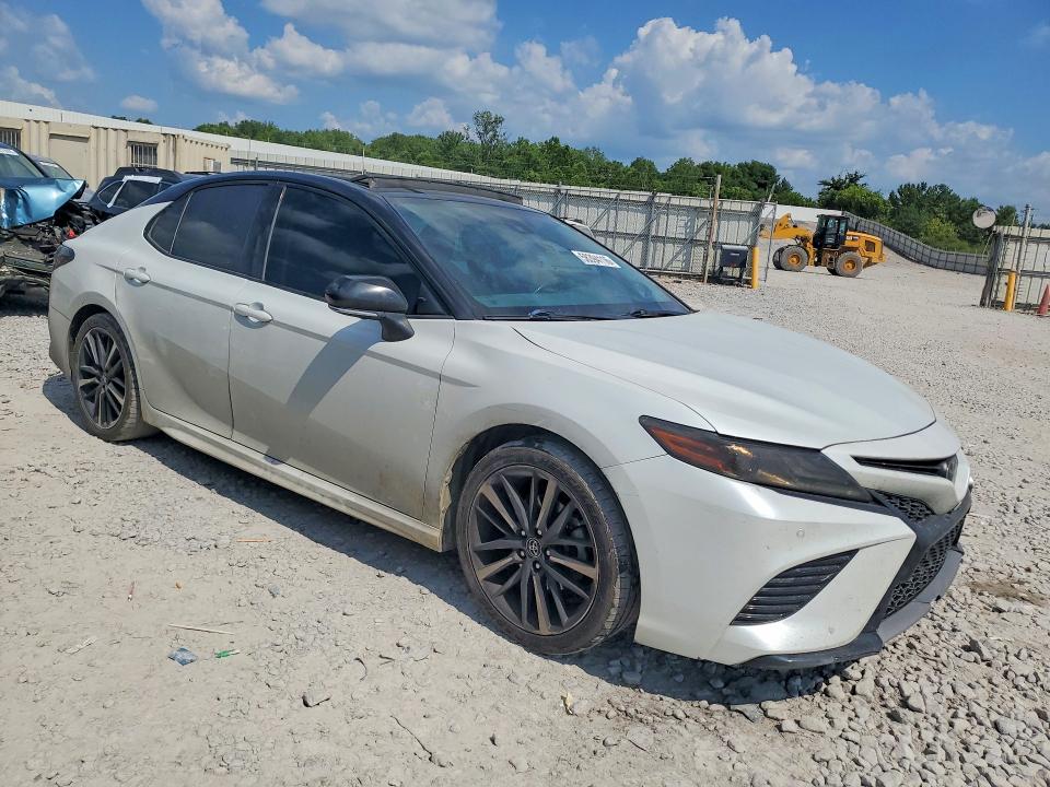 58394116 :رقم المزاد ، 4T1B61HK2JU081351 vin ، 2018 Toyota Camry مزاد بيع