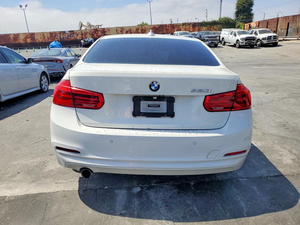 55479026 :رقم المزاد ، WBA8A9C51JK623383 vin ، 2018 Bmw 320 مزاد بيع