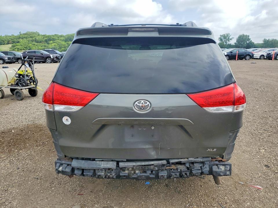 58924766 :رقم المزاد ، 5TDYK3DC8DS336985 vin ، 2013 Toyota Sienna مزاد بيع