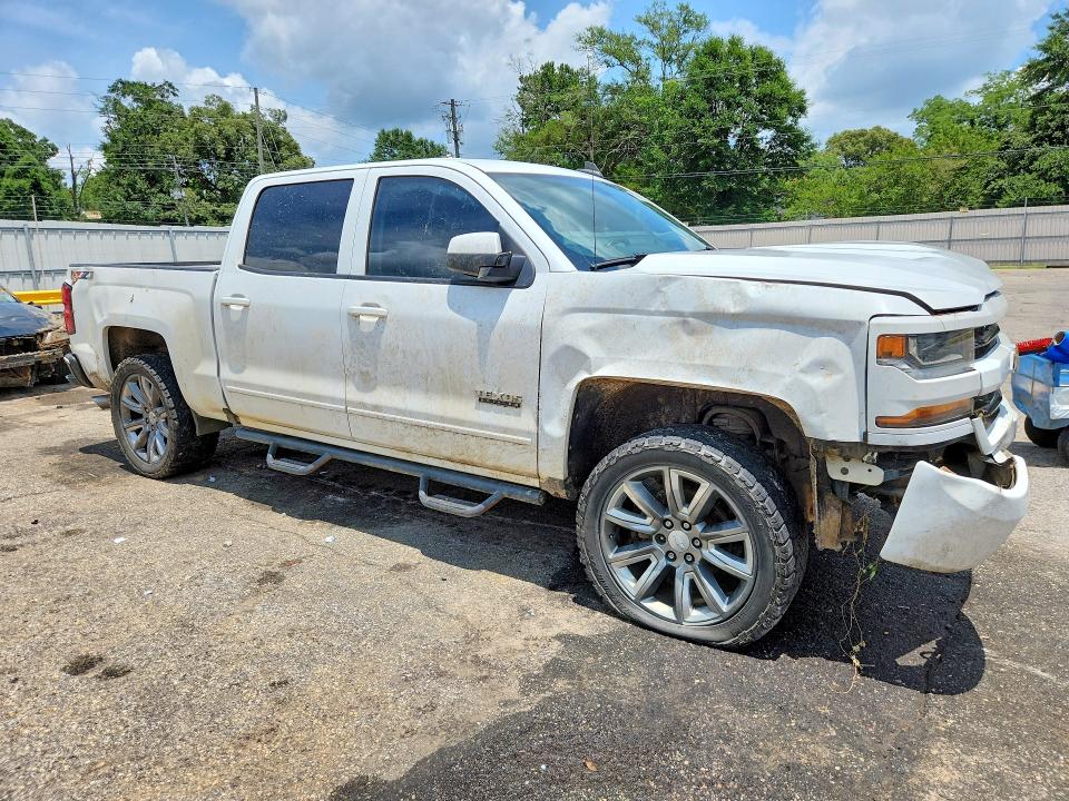 Продаж на аукціоні авто 2018 Chevrolet Silverado, vin: 3GCUKREH1JG418692, номер лоту: 58876566
