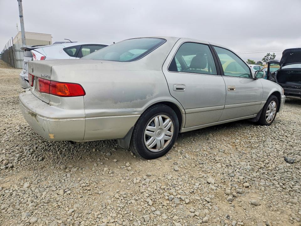 55618196 :رقم المزاد ، 4T1BG22K1YU010387 vin ، 2000 Toyota Camry مزاد بيع