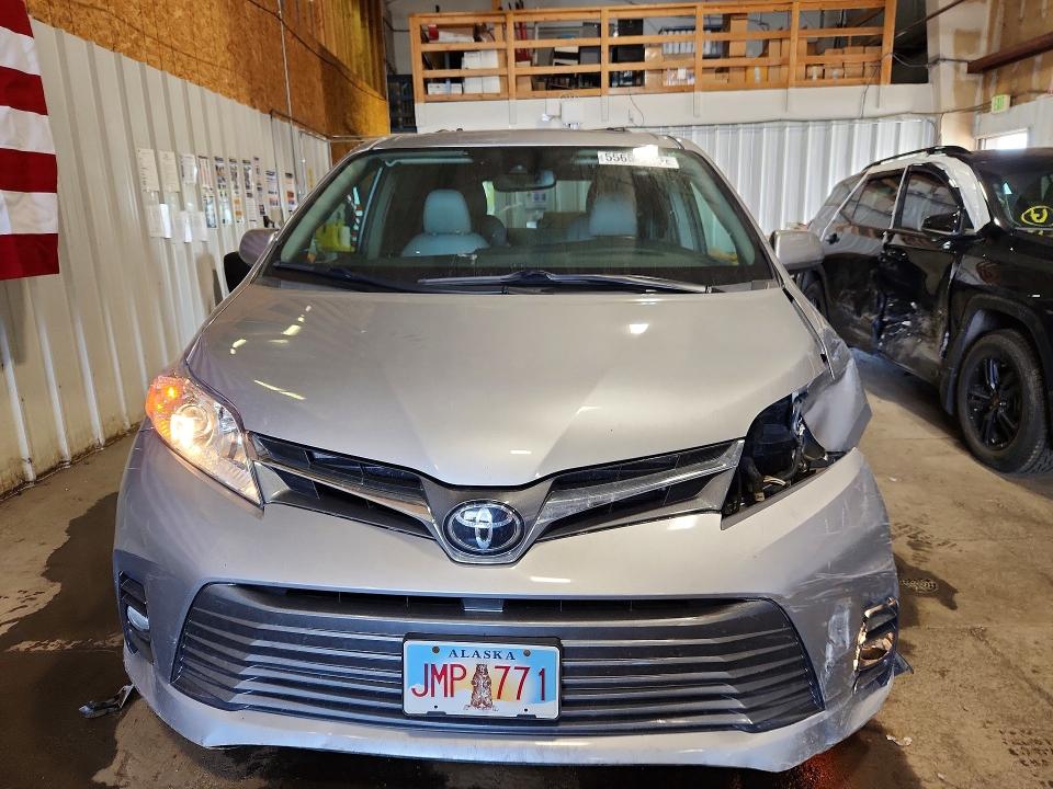 55655906 :رقم المزاد ، 5TDDZ3DC2JS201880 vin ، 2018 Toyota Sienna مزاد بيع