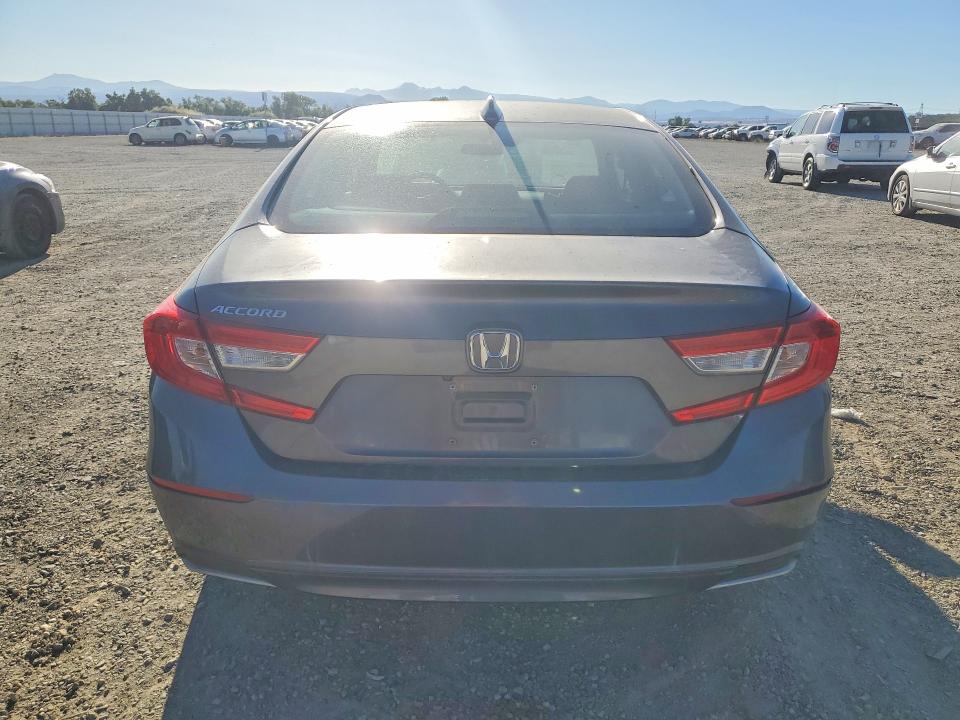 56855476 :رقم المزاد ، 1HGCV1F14JA109370 vin ، 2018 Honda Accord مزاد بيع