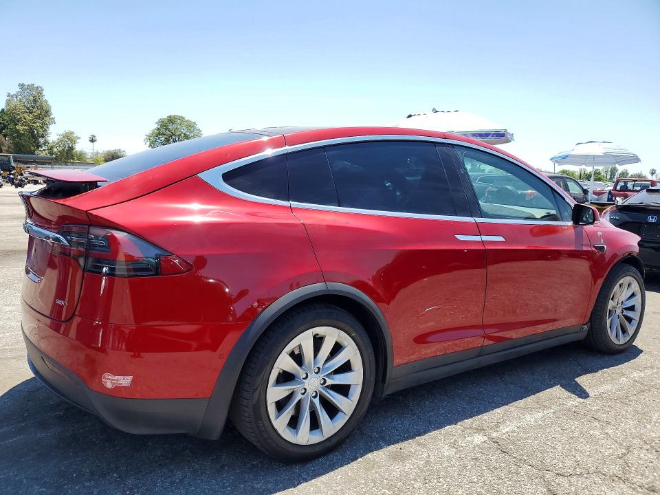 56371636 :رقم المزاد ، 5YJXCBE27HF034851 vin ، 2017 Tesla Model X مزاد بيع