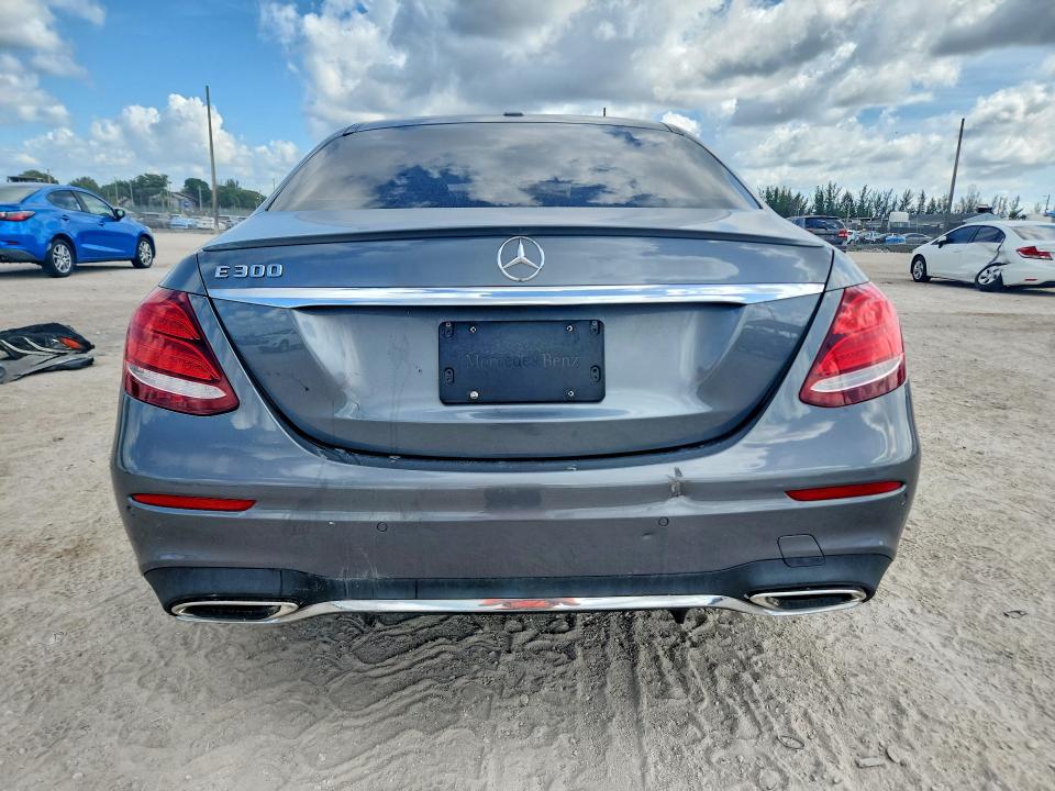 57128296 :رقم المزاد ، WDDZF4JB6JA327811 vin ، 2018 Mercedes-benz E مزاد بيع