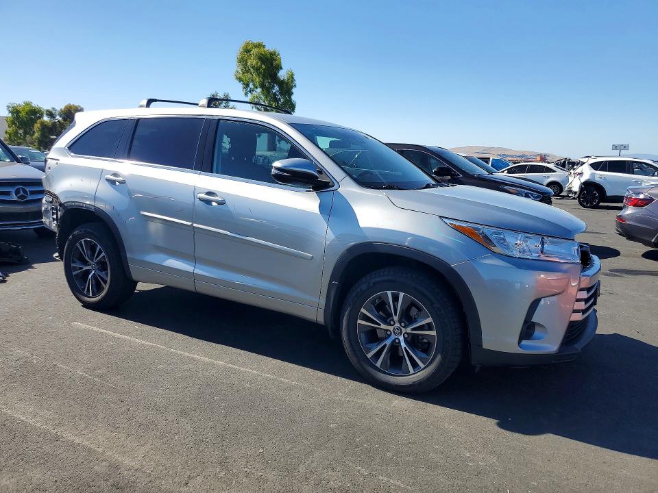 2018 Toyota Highlander მანქანა იყიდება აუქციონზე, vin: 5TDZZRFH4JS278459, აუქციონის ნომერი: 55731136