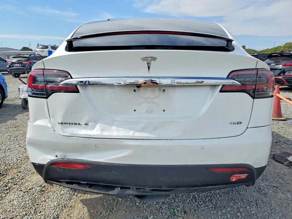 57017916 :رقم المزاد ، 5YJXCBE27HF070152 vin ، 2017 Tesla Model X مزاد بيع