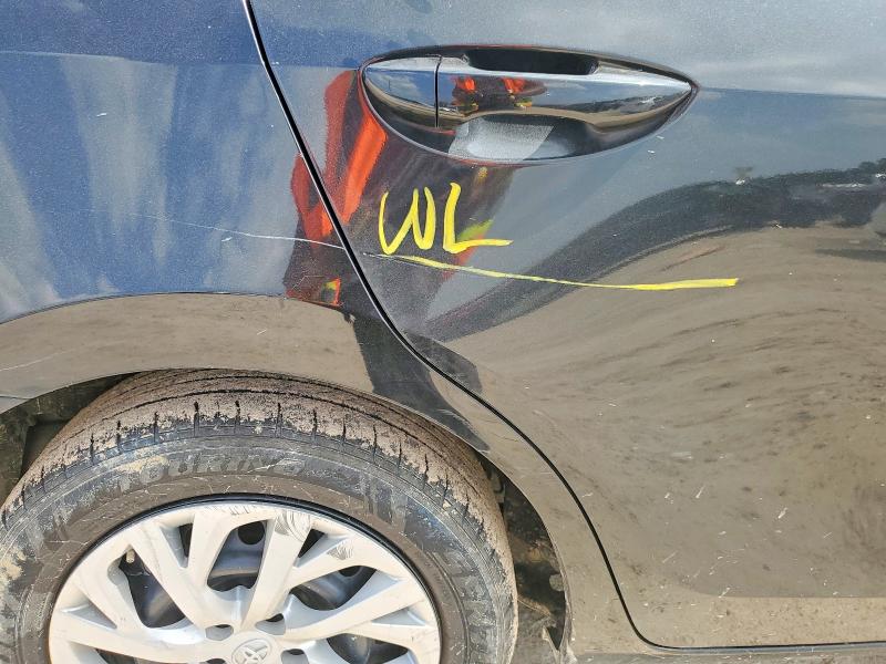 58032326 :رقم المزاد ، 5YFBURHE4JP810594 vin ، 2018 Toyota Corolla مزاد بيع