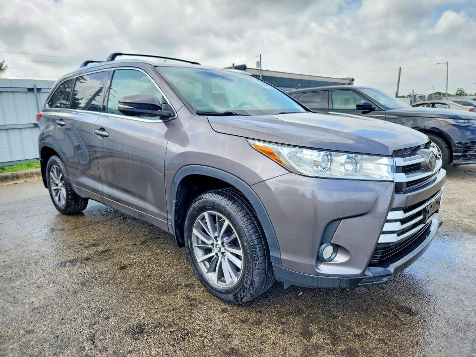 55781226 :رقم المزاد ، 5TDJZRFHXJS556651 vin ، 2018 Toyota Highlander مزاد بيع