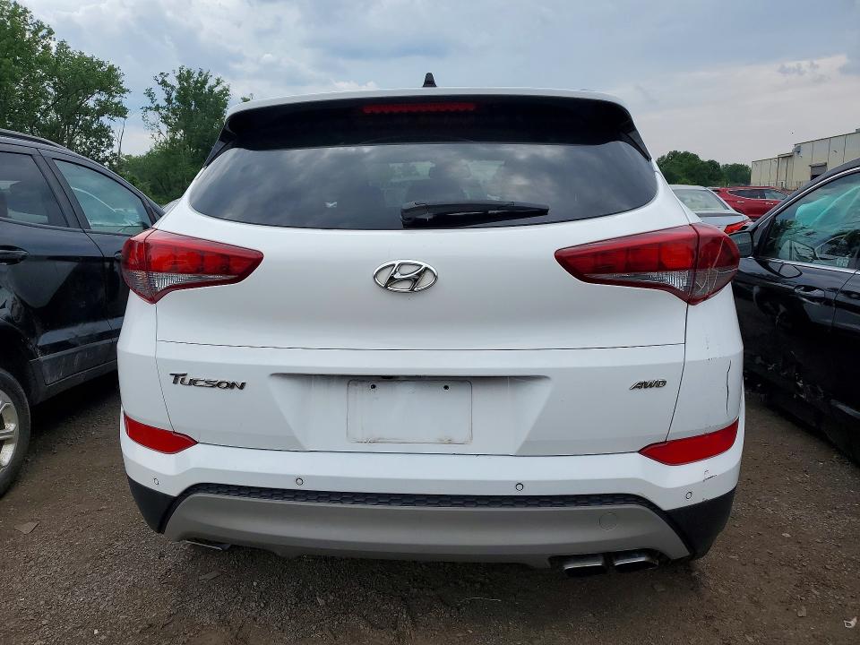 58962996 :رقم المزاد ، KM8J3CA23JU665882 vin ، 2018 Hyundai Tucson مزاد بيع