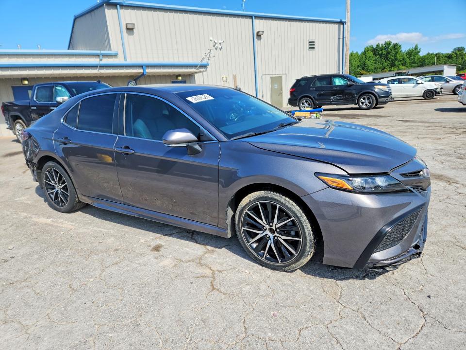 58608526 :رقم المزاد ، 4T1T11AK4NU625996 vin ، 2022 Toyota Camry مزاد بيع