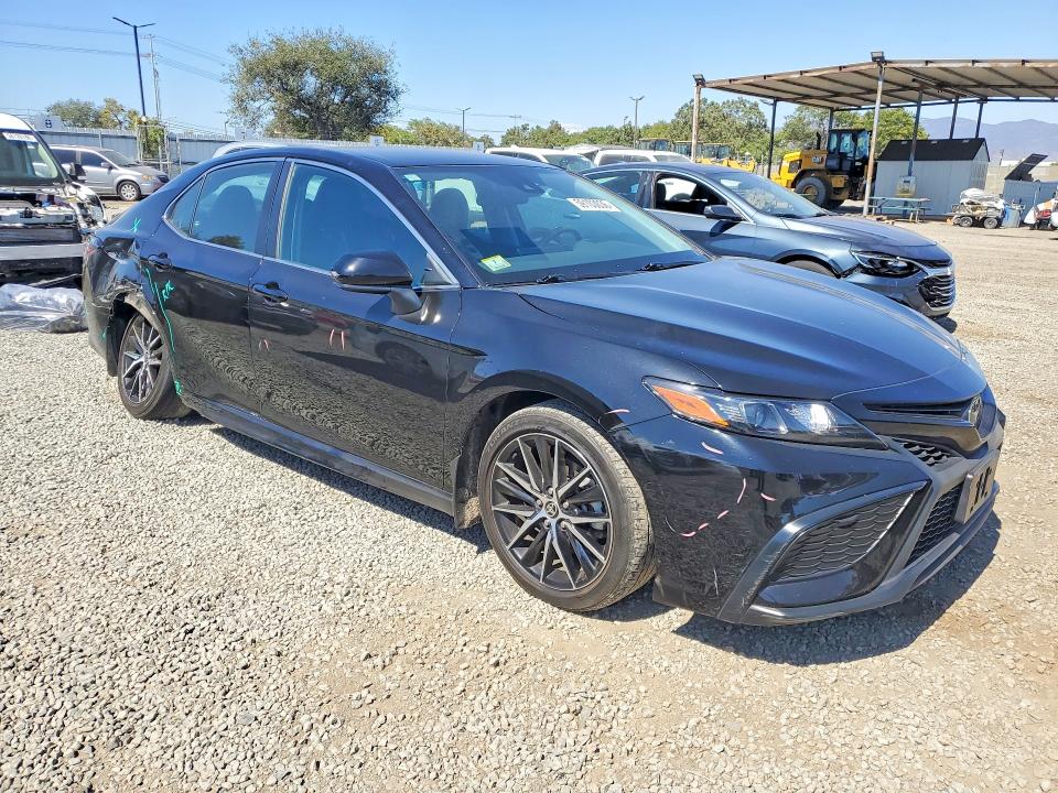 59103036 :رقم المزاد ، 4T1G11AK6MU422916 vin ، 2021 Toyota Camry مزاد بيع