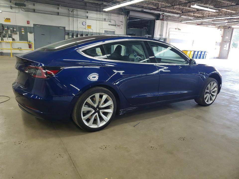 56090916 :رقم المزاد ، 5YJ3E1EA0JF008155 vin ، 2018 Tesla Model 3 مزاد بيع