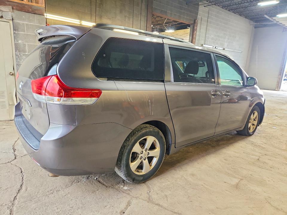 2011 Toyota Sienna მანქანა იყიდება აუქციონზე, vin: 5TDKK3DC8BS142556, აუქციონის ნომერი: 57638356