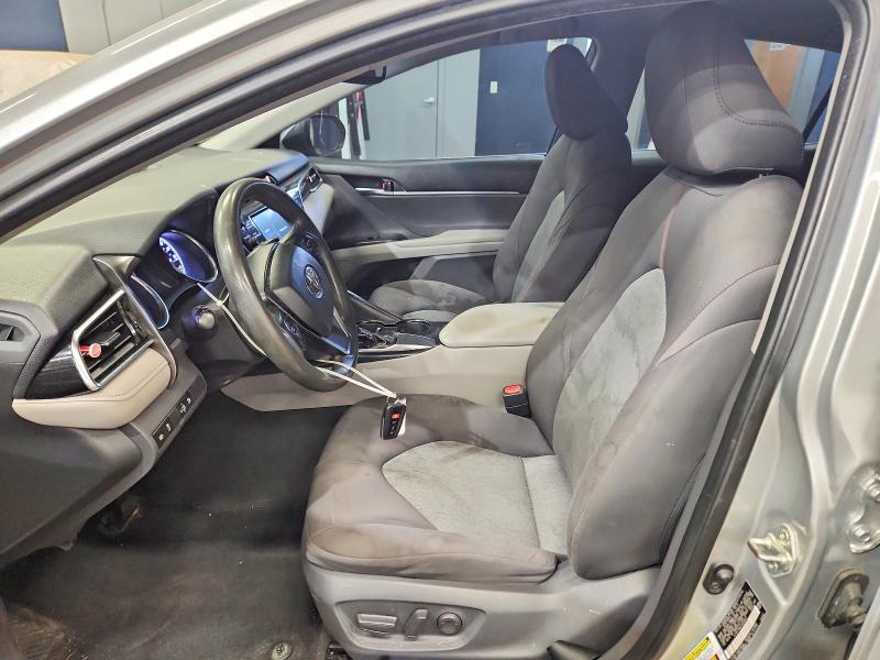 57992816 :رقم المزاد ، 4T1B11HK2JU538447 vin ، 2018 Toyota Camry مزاد بيع