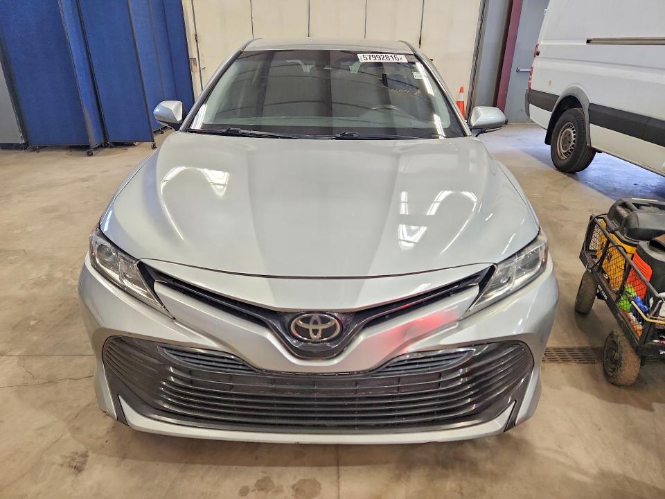 57992816 :رقم المزاد ، 4T1B11HK2JU538447 vin ، 2018 Toyota Camry مزاد بيع