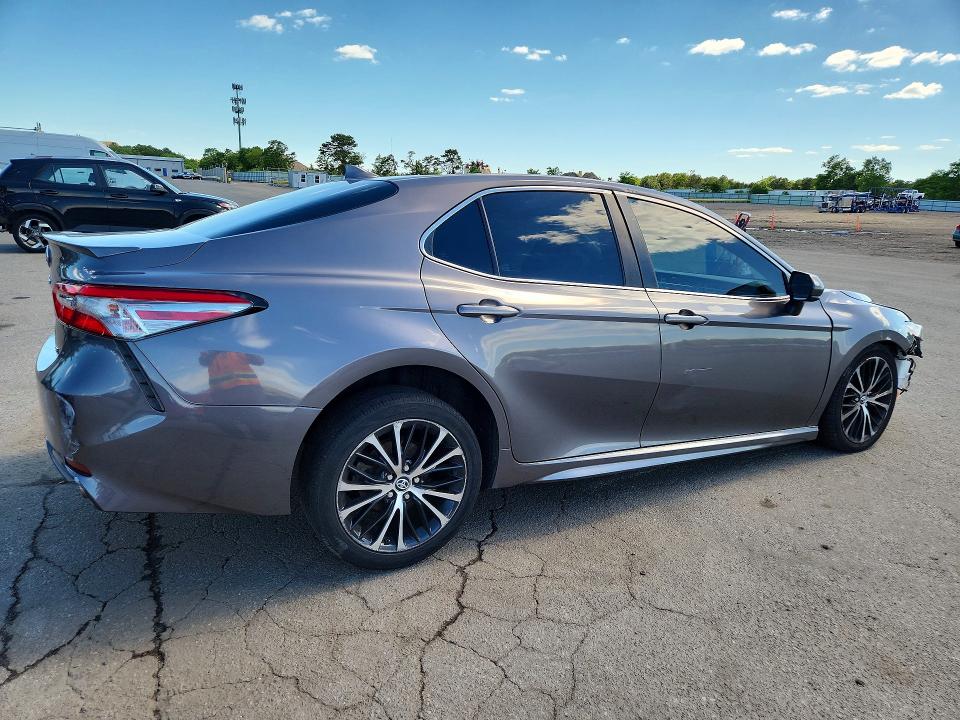 57492246 :رقم المزاد ، 4T1B11HK0KU216598 vin ، 2019 Toyota Camry مزاد بيع