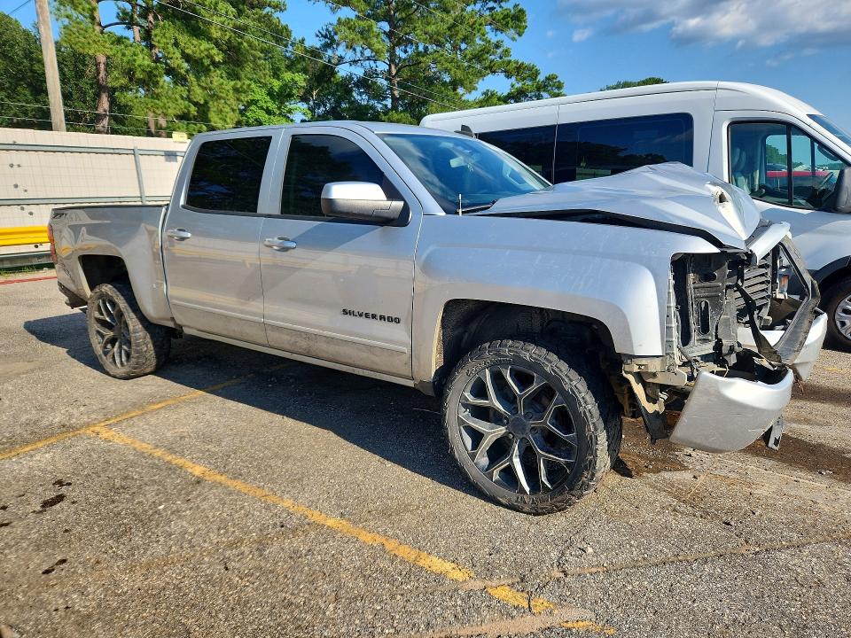 56877496 :رقم المزاد ، 3GCUKREC3JG591022 vin ، 2018 Chevrolet Silverado مزاد بيع