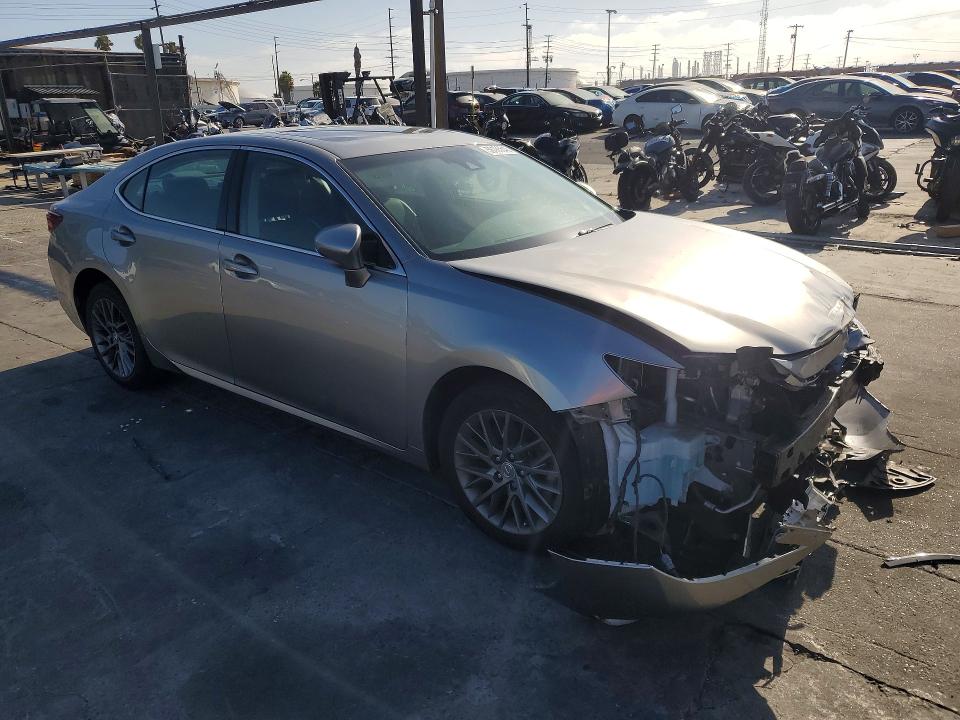 56185546 :رقم المزاد ، 58ABK1GG4JU085192 vin ، 2018 Lexus Es مزاد بيع