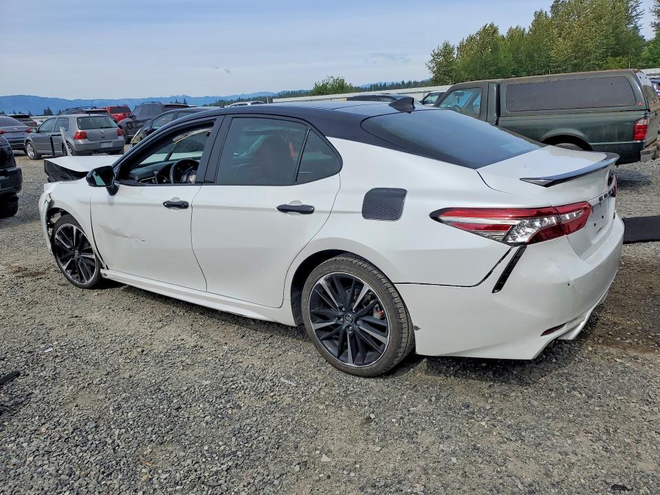 55995546 :رقم المزاد ، 4T1B61HK0JU073183 vin ، 2018 Toyota Camry مزاد بيع
