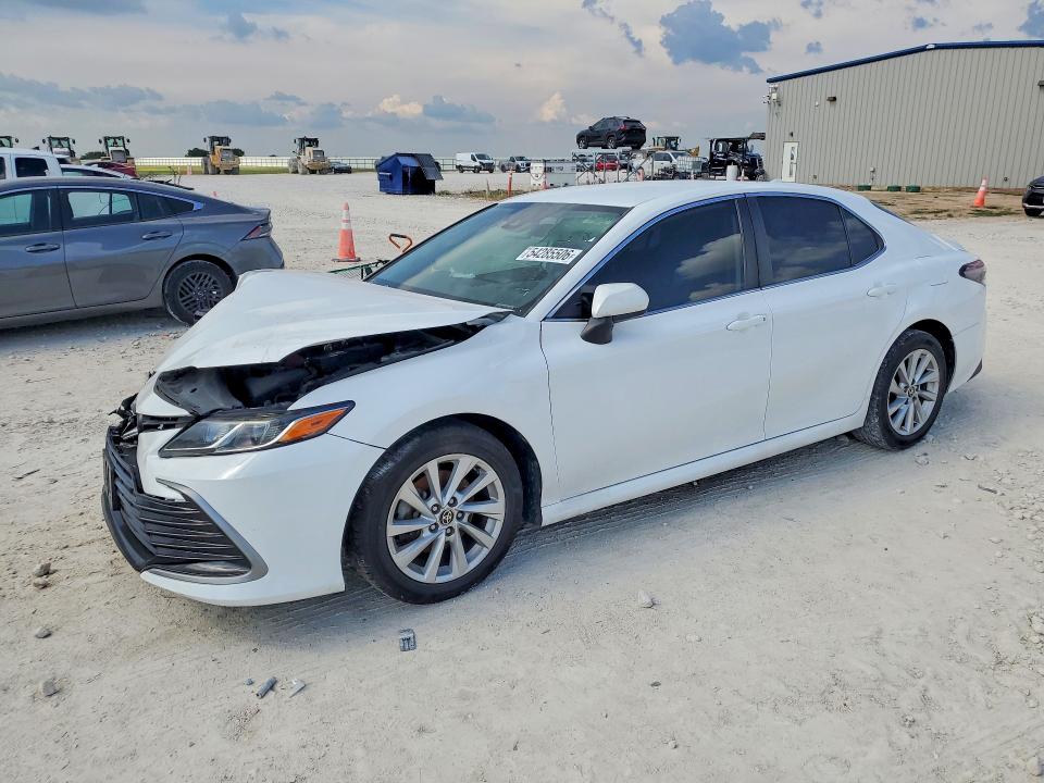 54285506 :رقم المزاد ، 4T1C11AK9MU581511 vin ، 2021 Toyota Camry مزاد بيع