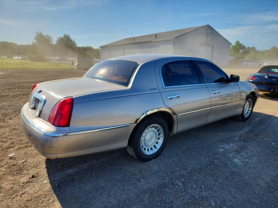 2001 Lincoln Town Car მანქანა იყიდება აუქციონზე, vin: 1LNHM81W21Y633008, აუქციონის ნომერი: 57530396