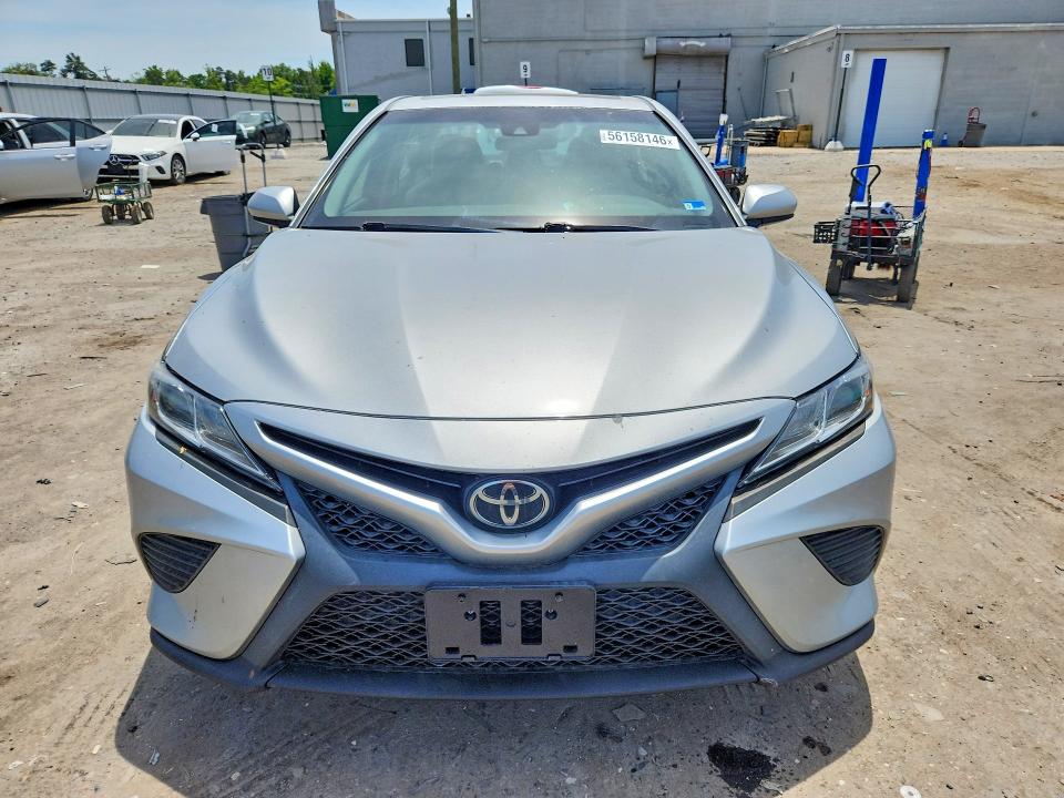 56158146 :رقم المزاد ، 4T1B11HK3JU650545 vin ، 2018 Toyota Camry مزاد بيع