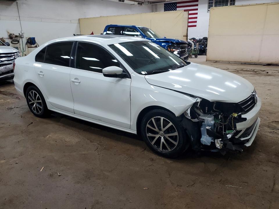 57141636 :رقم المزاد ، 3VWDB7AJ5HM327124 vin ، 2017 Volkswagen Jetta مزاد بيع