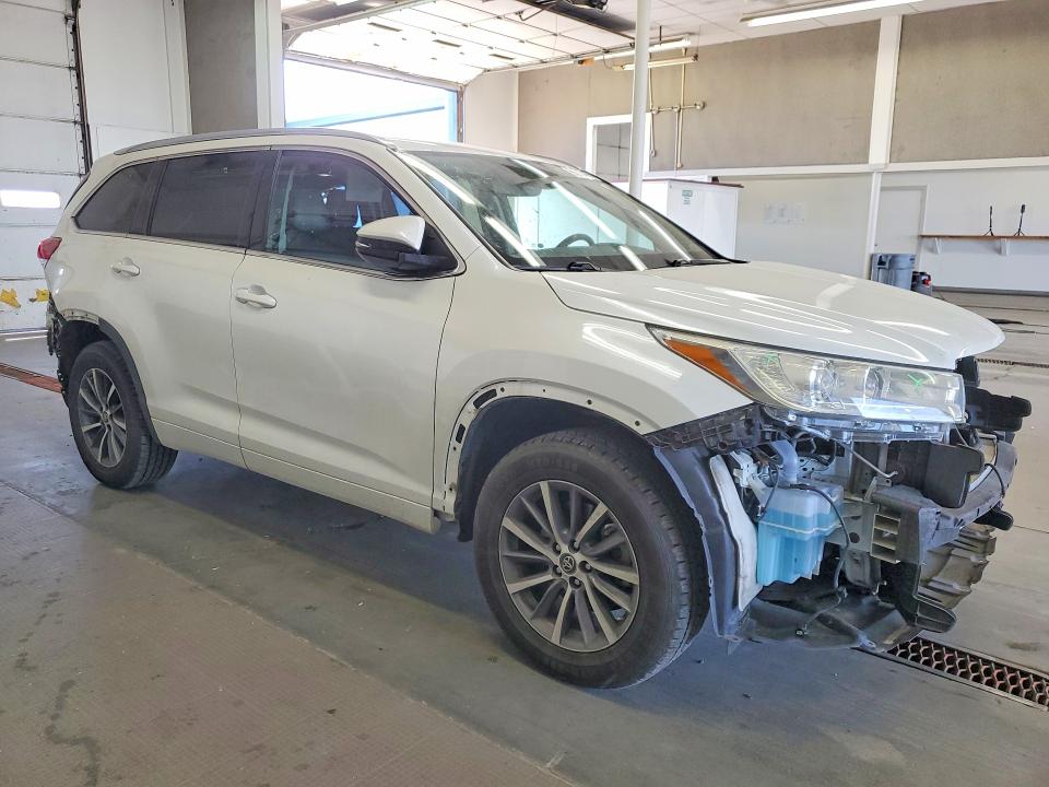 2018 Toyota Highlander მანქანა იყიდება აუქციონზე, vin: 5TDJZRFH0JS884984, აუქციონის ნომერი: 56255406