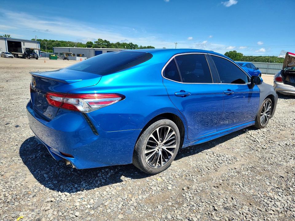 58536456 :رقم المزاد ، 4T1B11HK3JU149381 vin ، 2018 Toyota Camry مزاد بيع