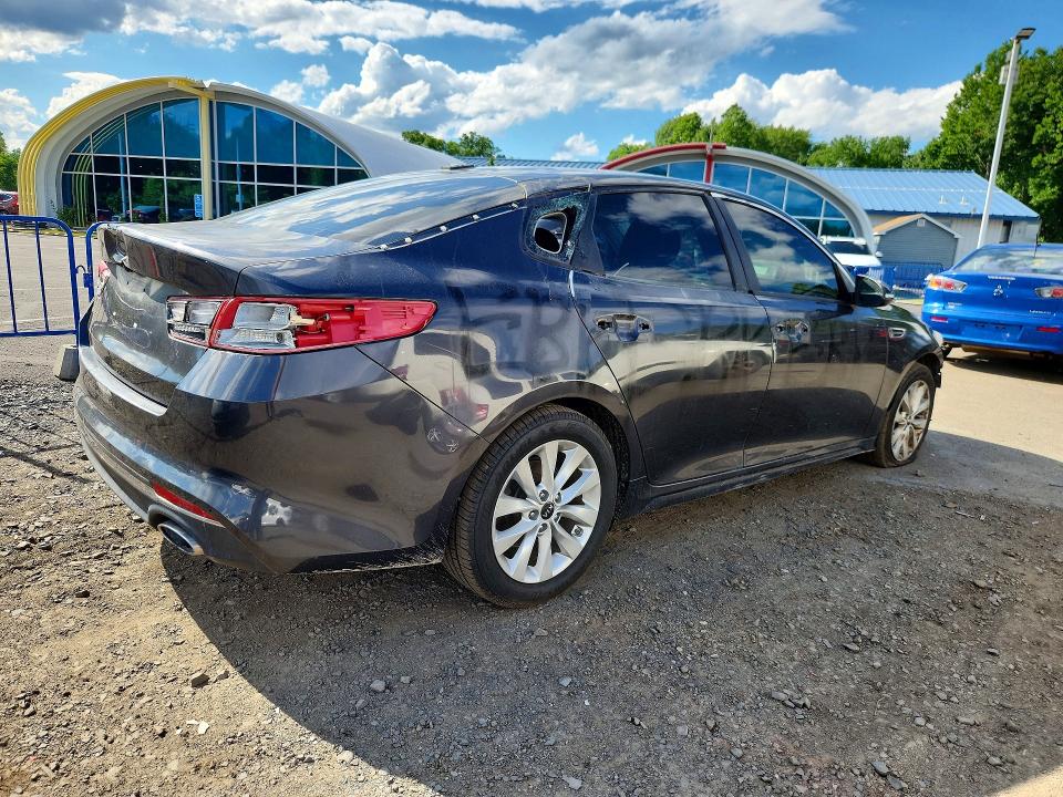 2017 Kia Optima მანქანა იყიდება აუქციონზე, vin: 5XXGT4L37HG123792, აუქციონის ნომერი: 57893386