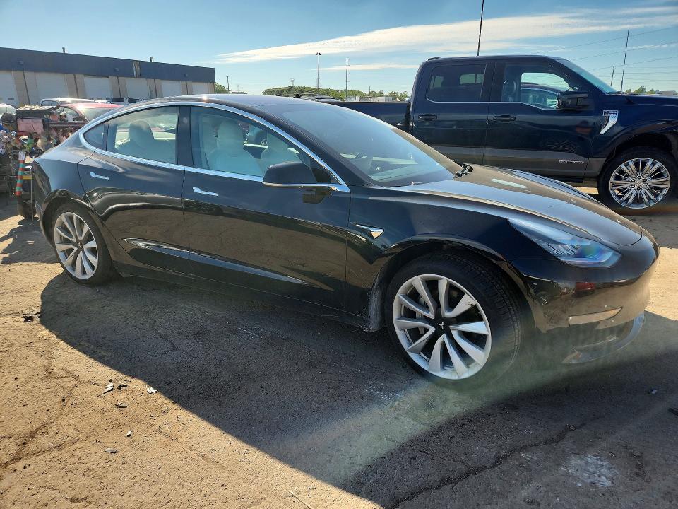 57876806 :رقم المزاد ، 5YJ3E1EB0JF135058 vin ، 2018 Tesla Model 3 مزاد بيع