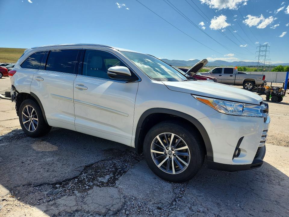 2017 Toyota Highlander მანქანა იყიდება აუქციონზე, vin: 5TDJZRFH0HS382731, აუქციონის ნომერი: 56634396